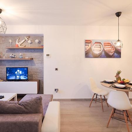 Coco Apartment Pirovac Bagian luar foto