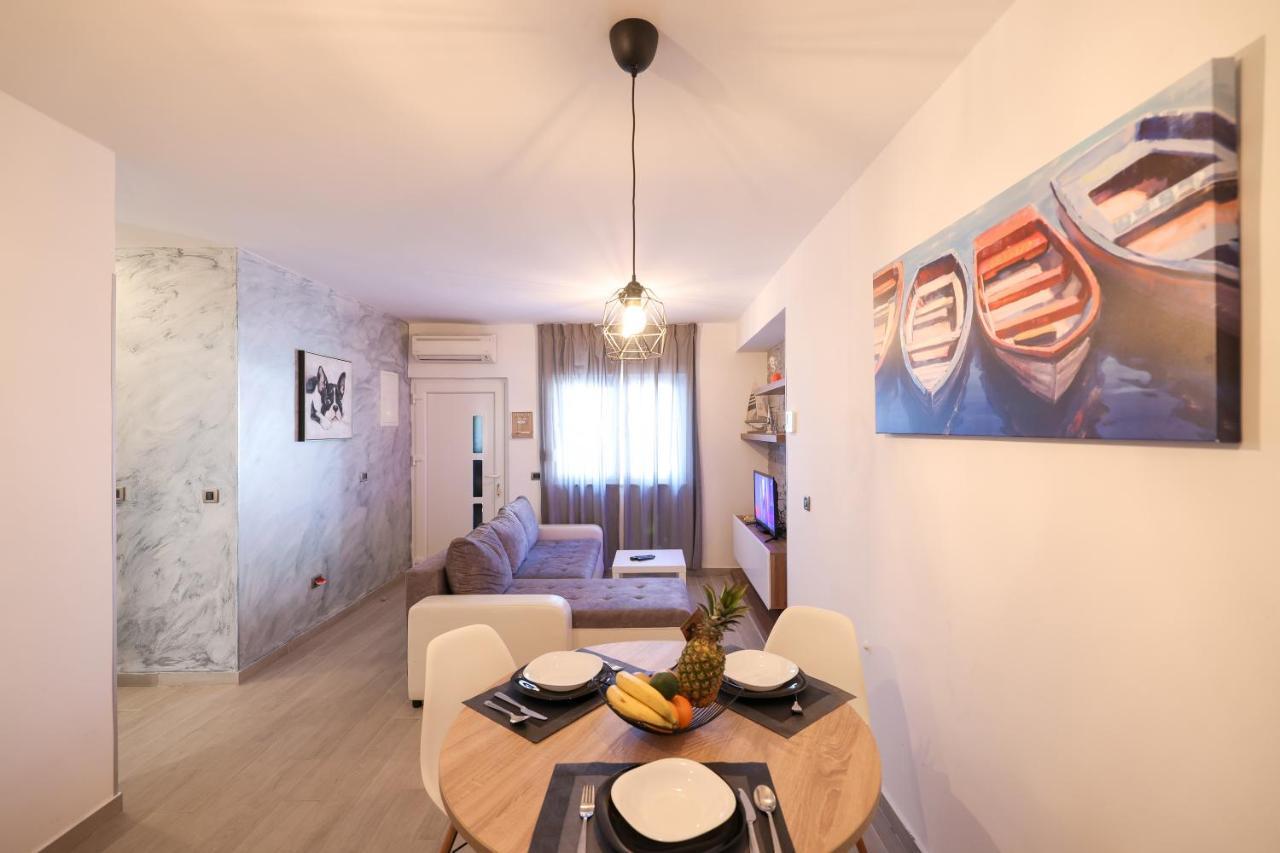 Coco Apartment Pirovac Bagian luar foto