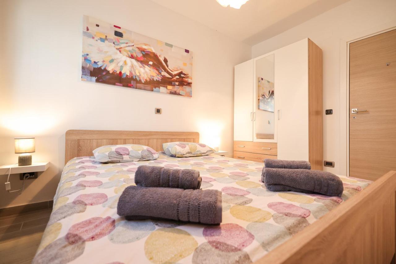 Coco Apartment Pirovac Bagian luar foto