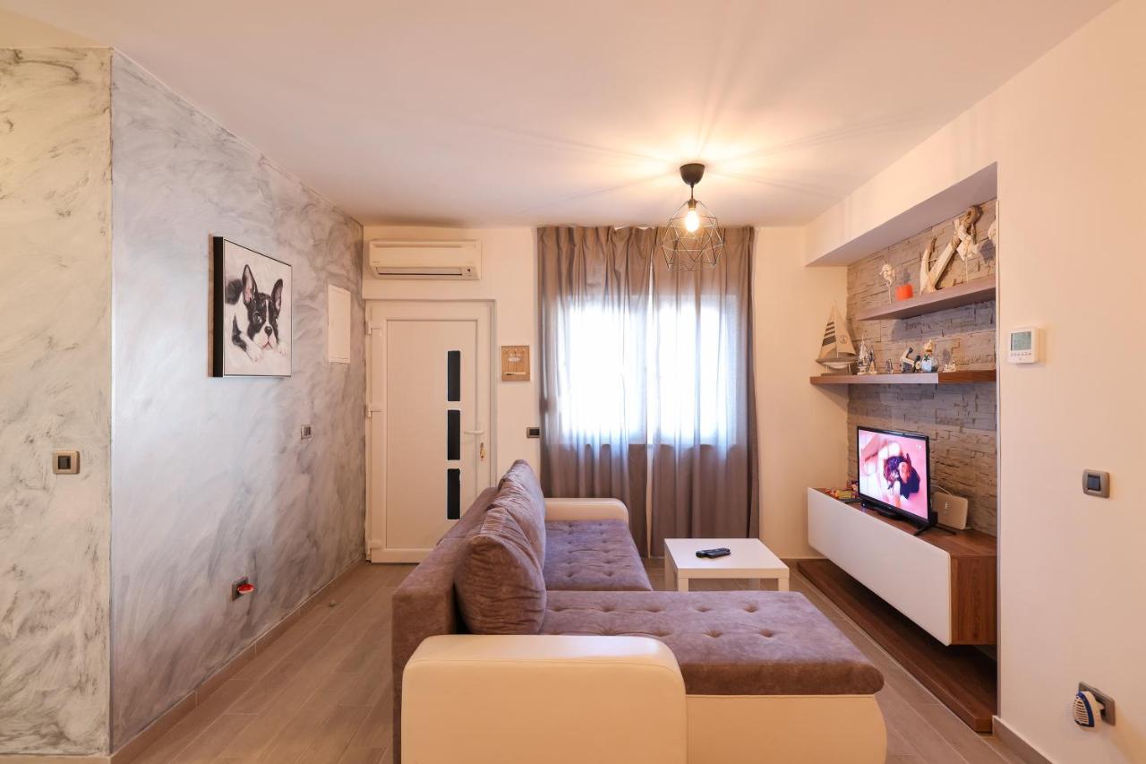 Coco Apartment Pirovac Bagian luar foto