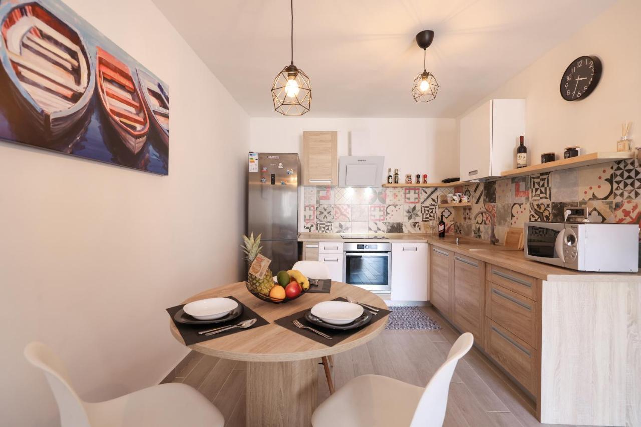 Coco Apartment Pirovac Bagian luar foto