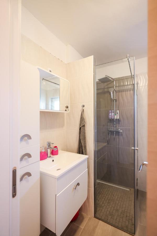 Coco Apartment Pirovac Bagian luar foto