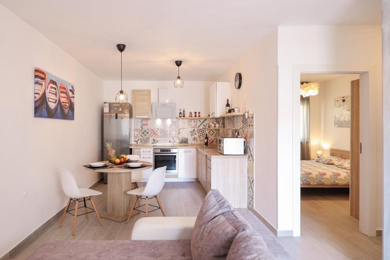 Coco Apartment Pirovac Bagian luar foto