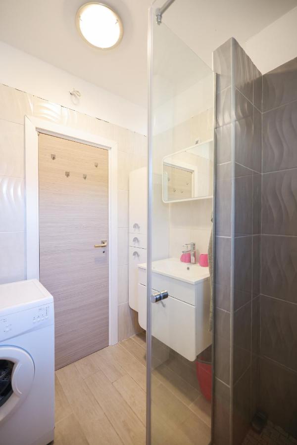 Coco Apartment Pirovac Bagian luar foto