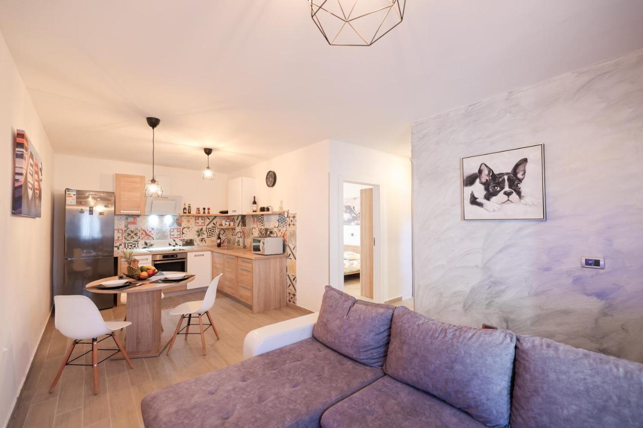Coco Apartment Pirovac Bagian luar foto