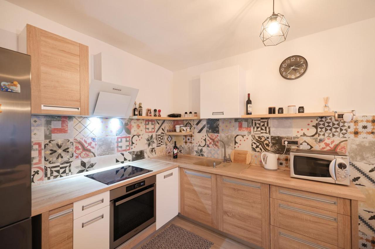 Coco Apartment Pirovac Bagian luar foto