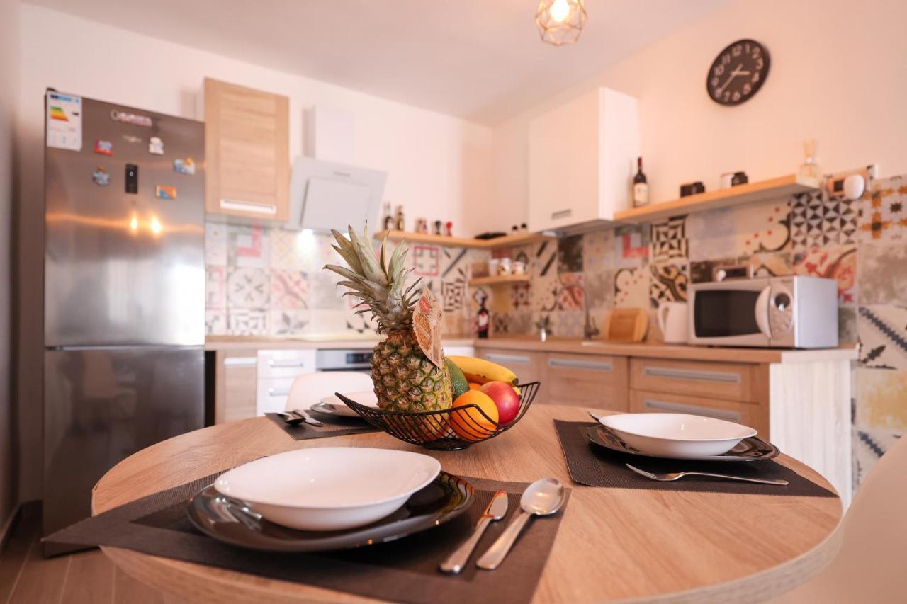 Coco Apartment Pirovac Bagian luar foto