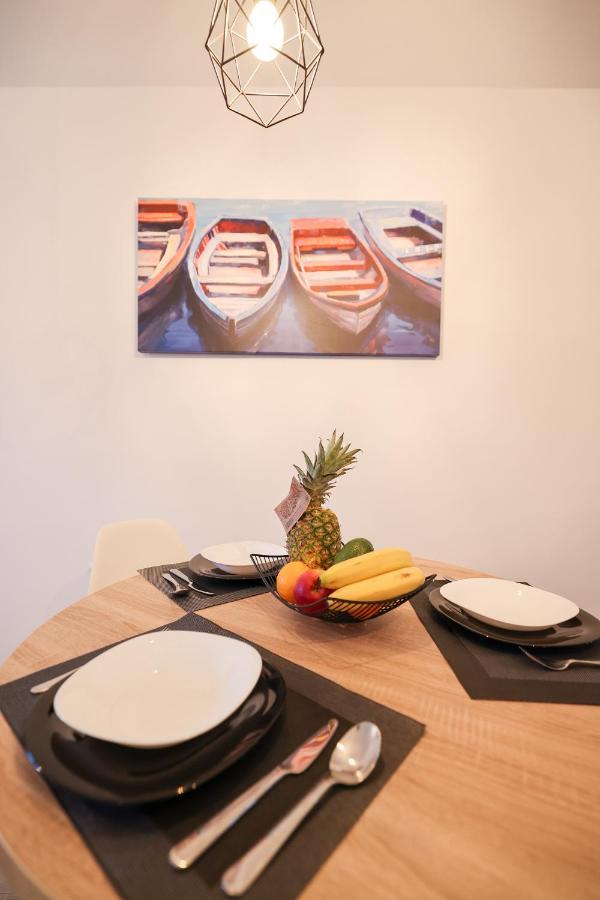 Coco Apartment Pirovac Bagian luar foto