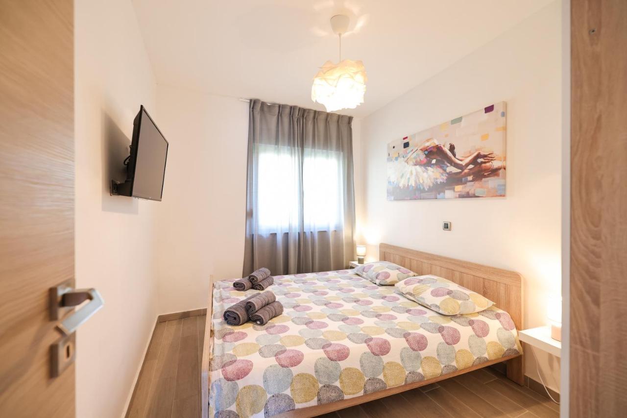 Coco Apartment Pirovac Bagian luar foto