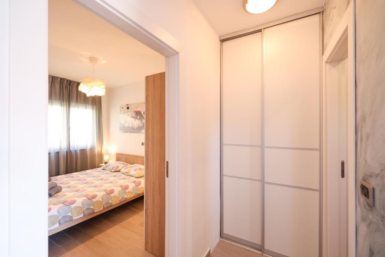 Coco Apartment Pirovac Bagian luar foto