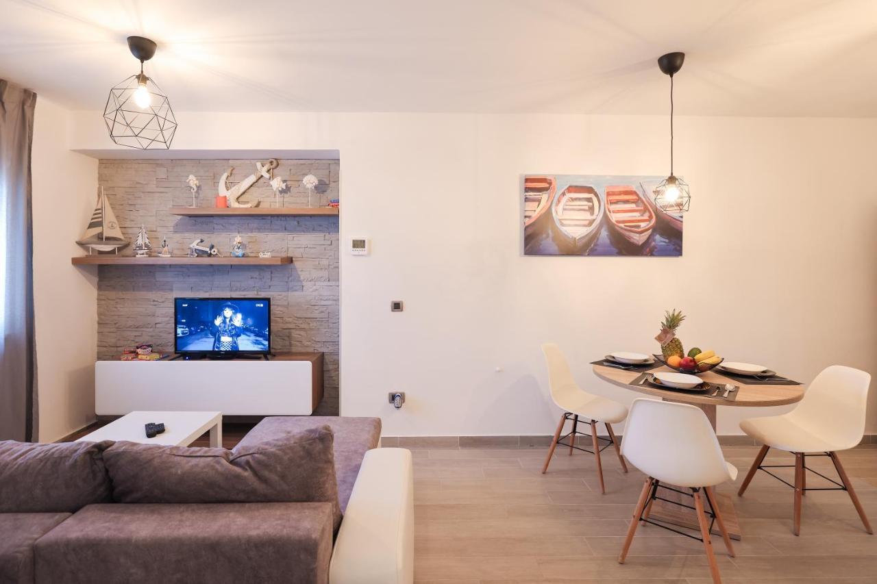 Coco Apartment Pirovac Bagian luar foto